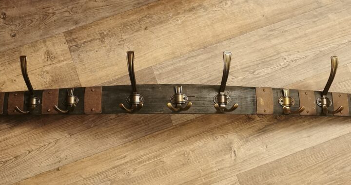 Wandgarderobe aus einer Butt Daube